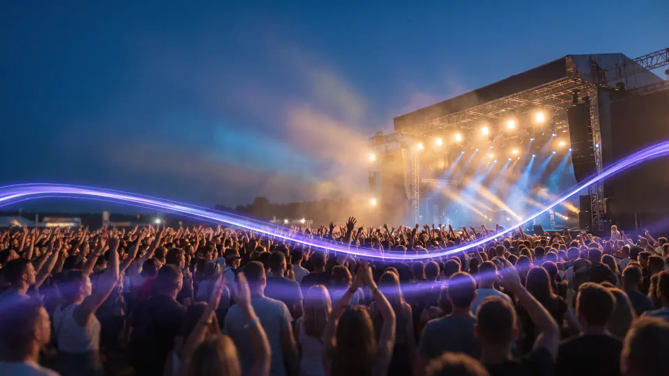 Open-Air-Bühne zur blauen Stunde mit Scheinwerfern und Publikum
